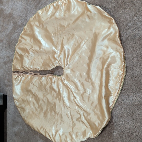 Elegant Gold Tree Skirt with Embroidered Details - Picture 4 of 5